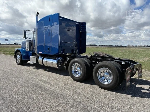 2023 Peterbilt 389 - image 3