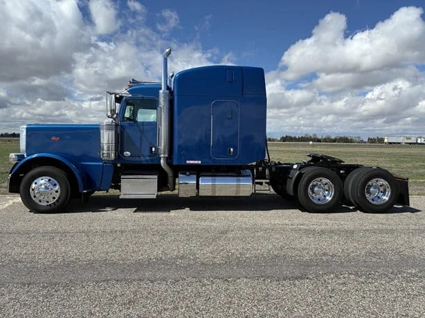 2023 Peterbilt 389 - image 2