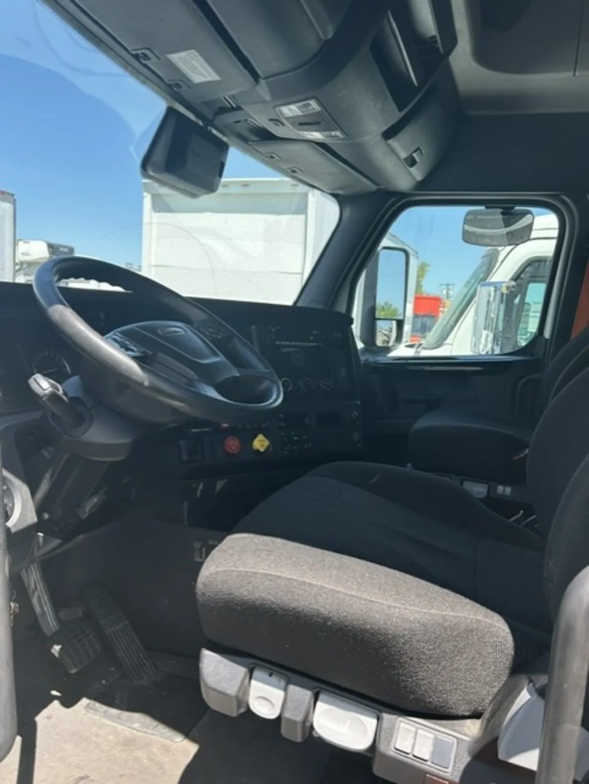 2023 Freightliner Cascadia in Farmingdale, NY — photo 7