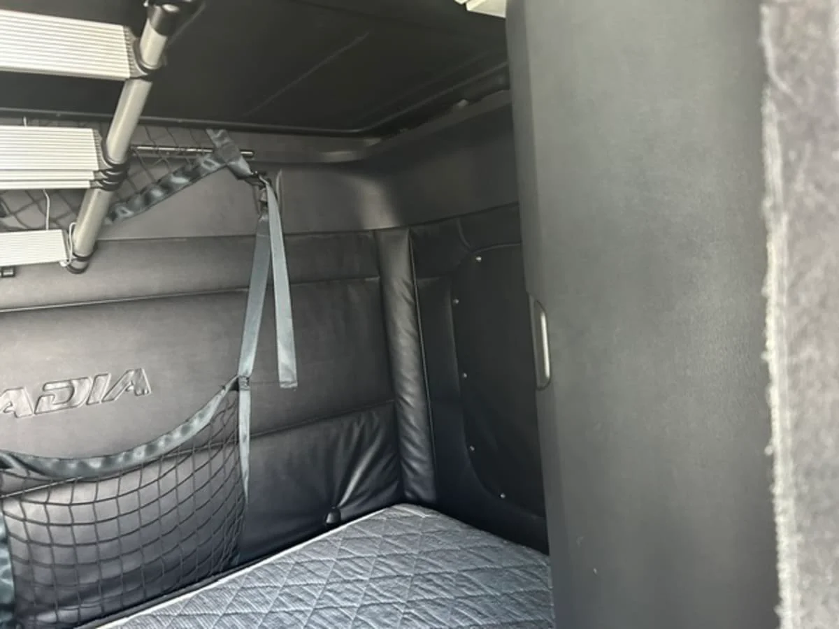 2023 Freightliner Cascadia in Farmingdale, NY — photo 13