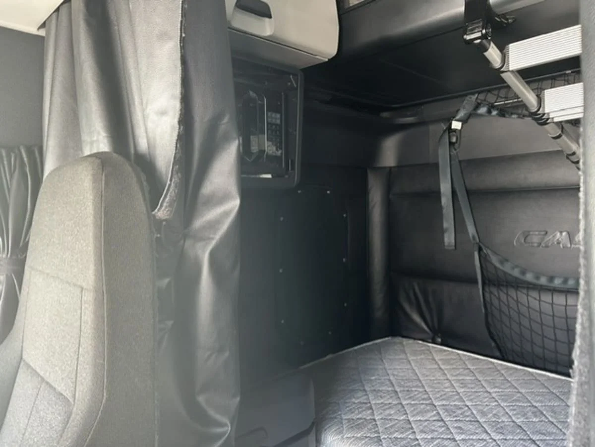 2023 Freightliner Cascadia in Farmingdale, NY — photo 12