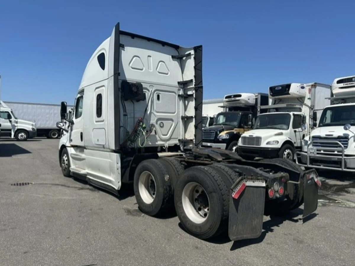 2023 Freightliner Cascadia in Farmingdale, NY — photo 6