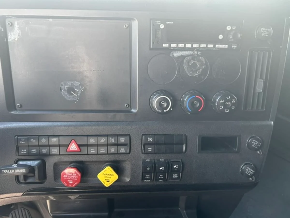 2023 Freightliner Cascadia in Farmingdale, NY — photo 10