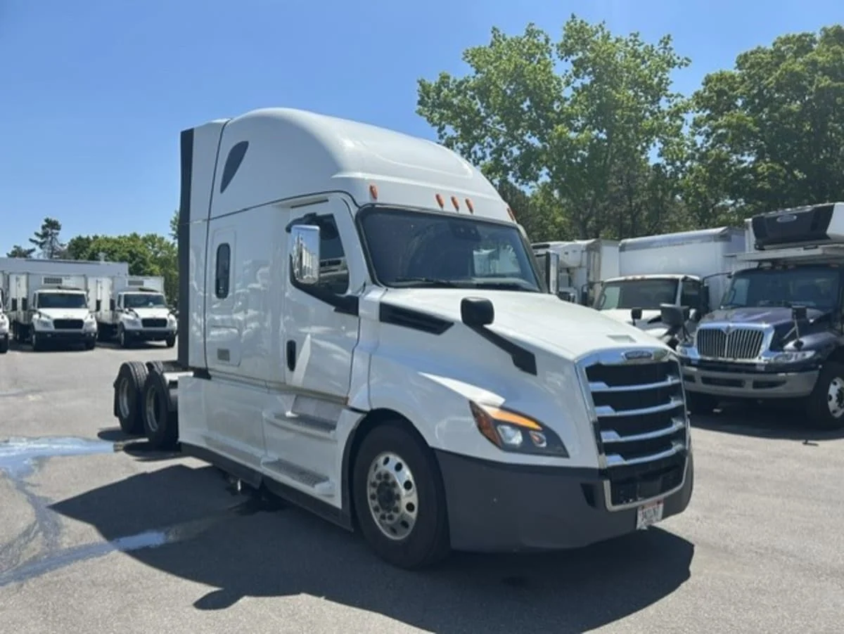 2023 Freightliner Cascadia in Farmingdale, NY — photo 3