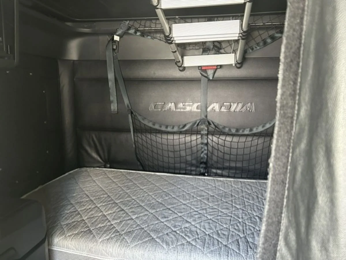 2023 Freightliner Cascadia in Farmingdale, NY — photo 8