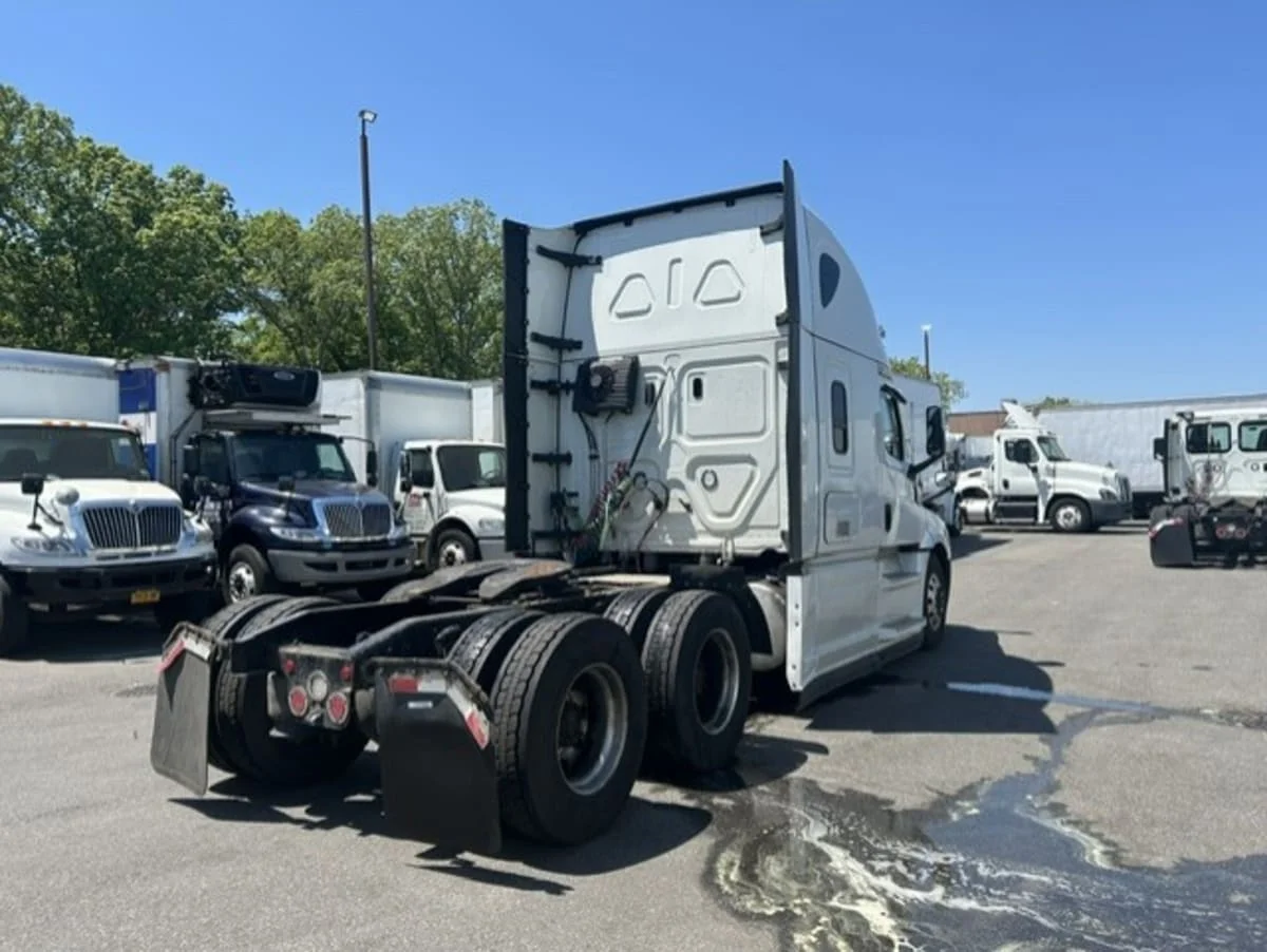 2023 Freightliner Cascadia in Farmingdale, NY — photo 4