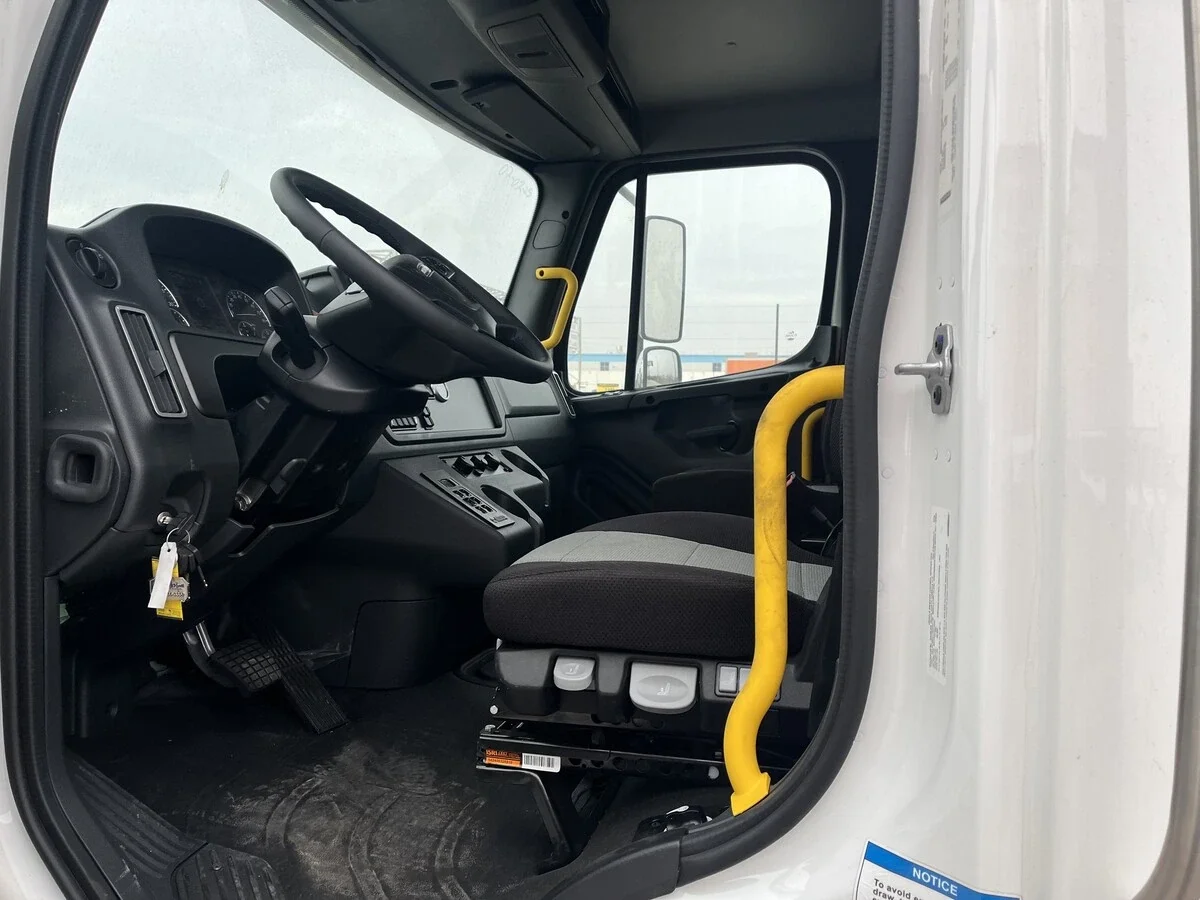 2026 Freightliner M2 106 - image 6