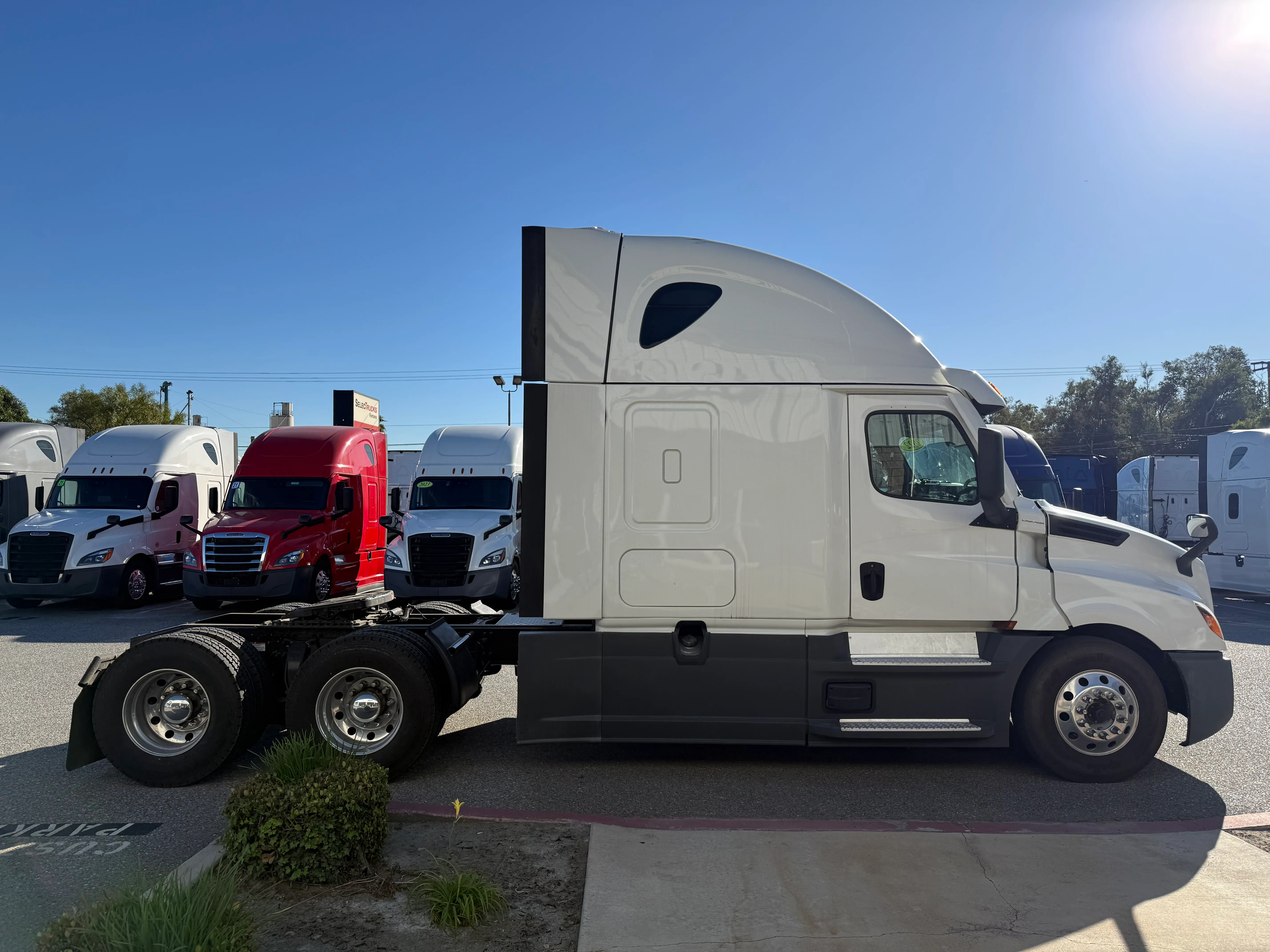 2022 Freightliner Cascadia in Selectrucks Fontana, CA — photo 7