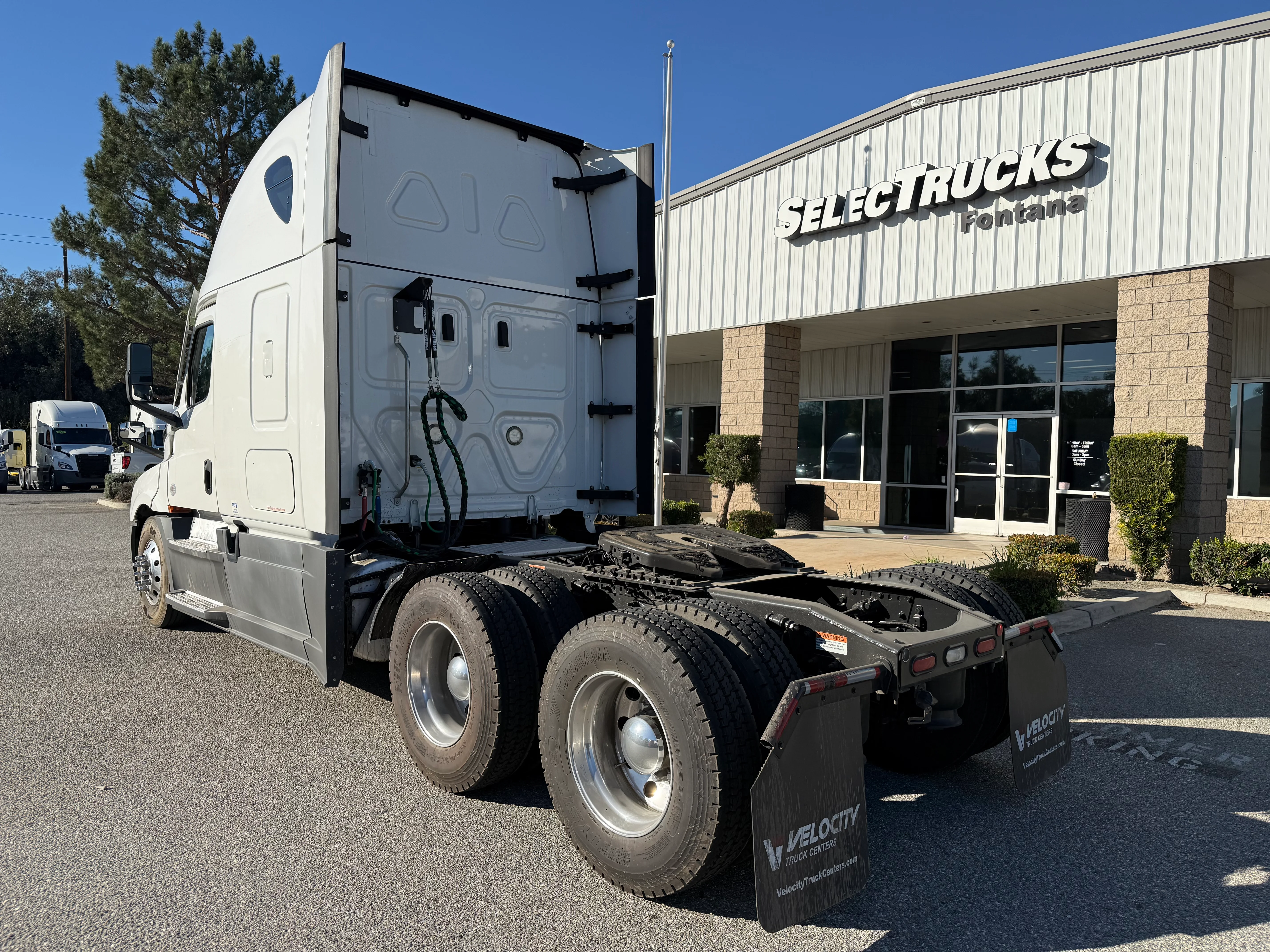 2022 Freightliner Cascadia in Selectrucks Fontana, CA — photo 4