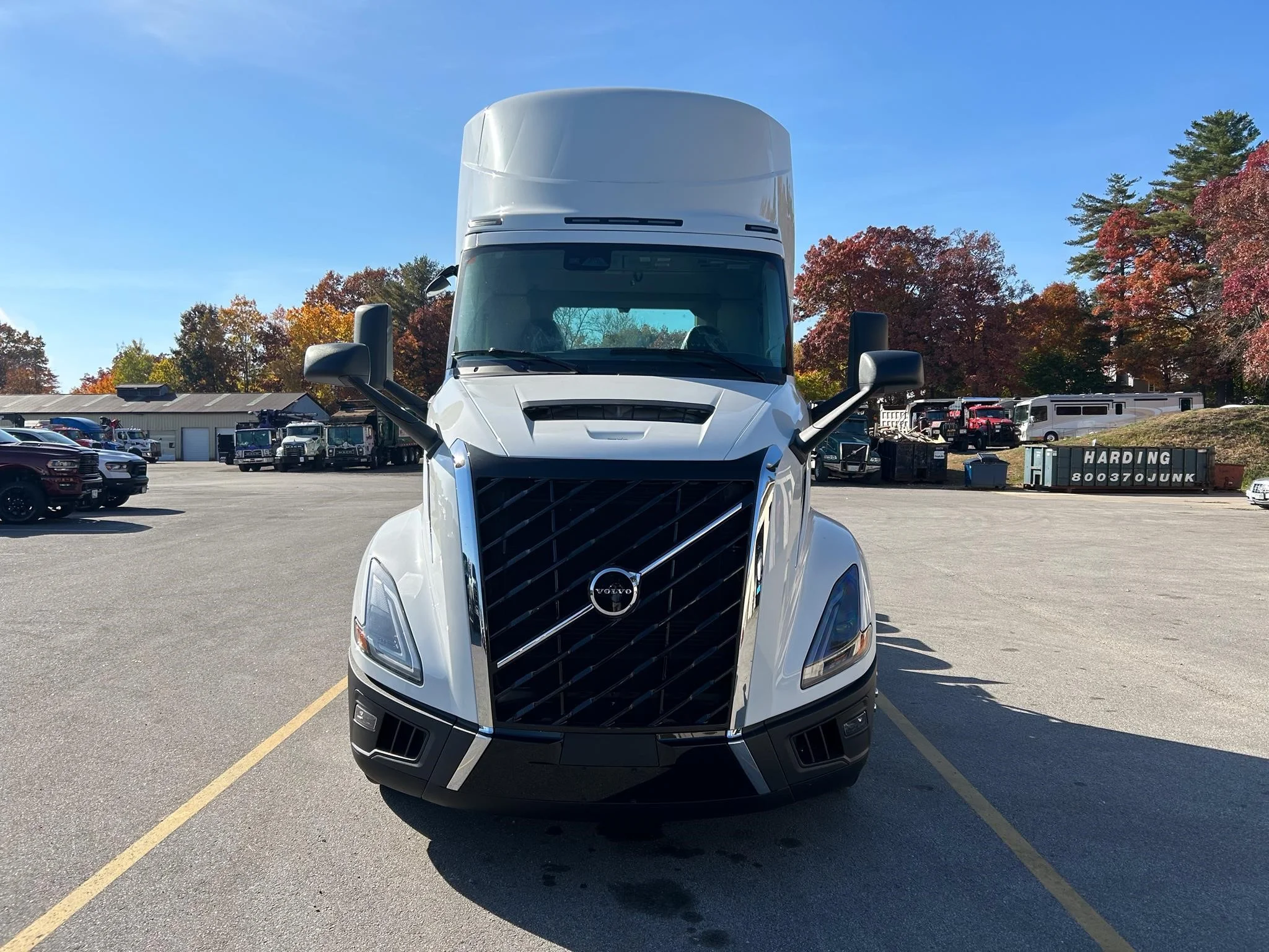 2024 Volvo VNL 300 in Avon, MA — photo 2