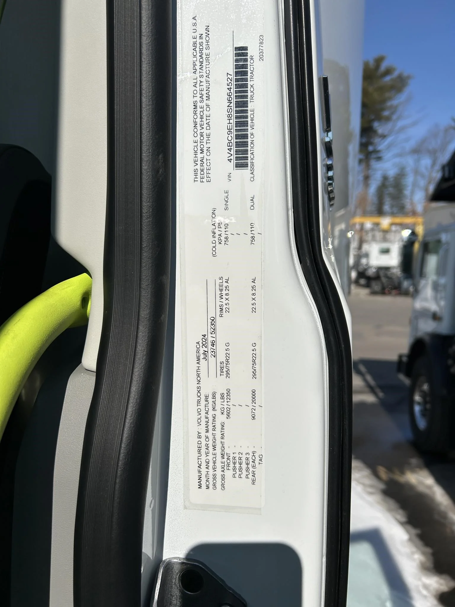 2024 Volvo VNL 300 in Avon, MA — photo 6
