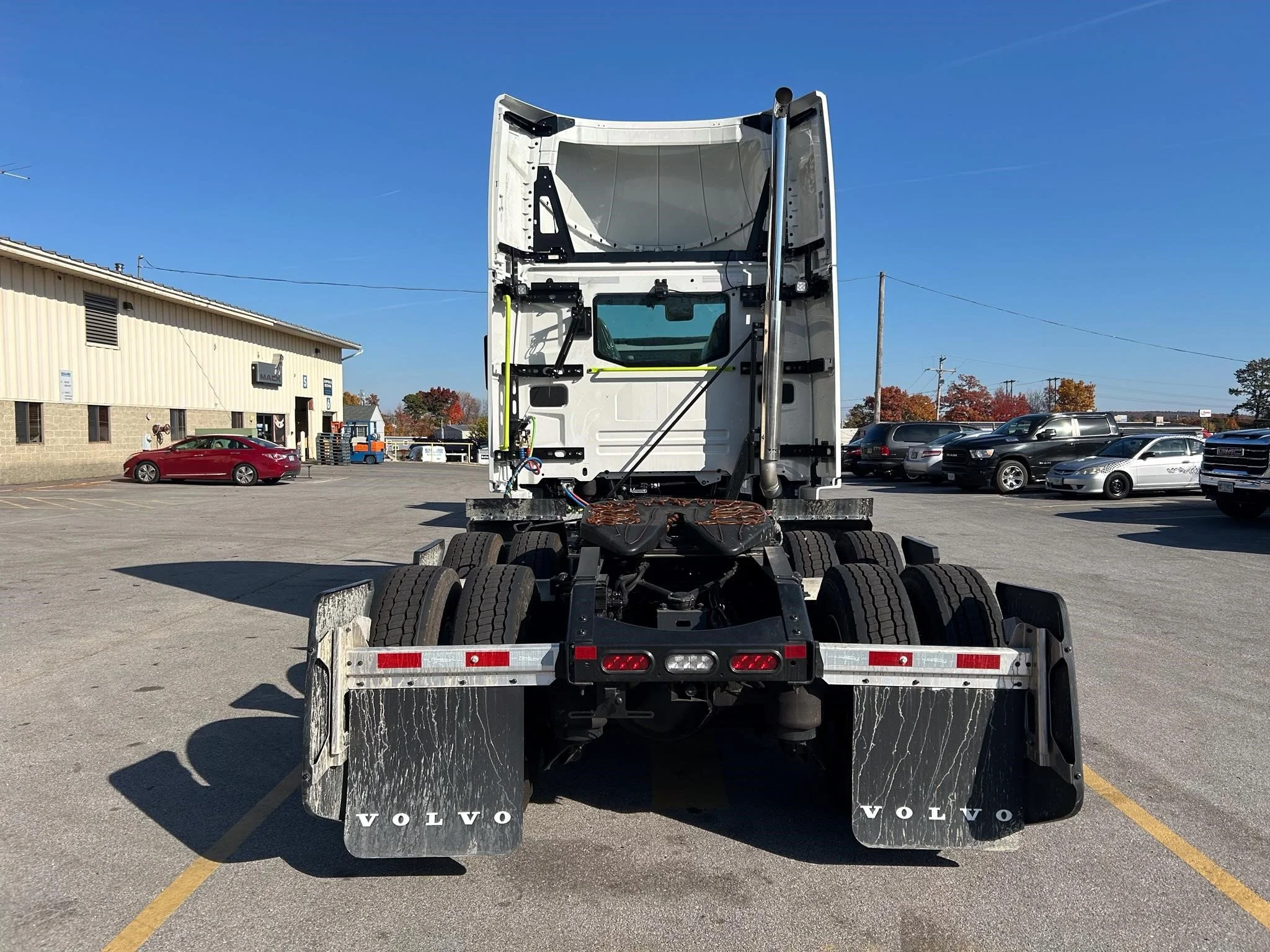 2024 Volvo VNL 300 in Avon, MA — photo 5