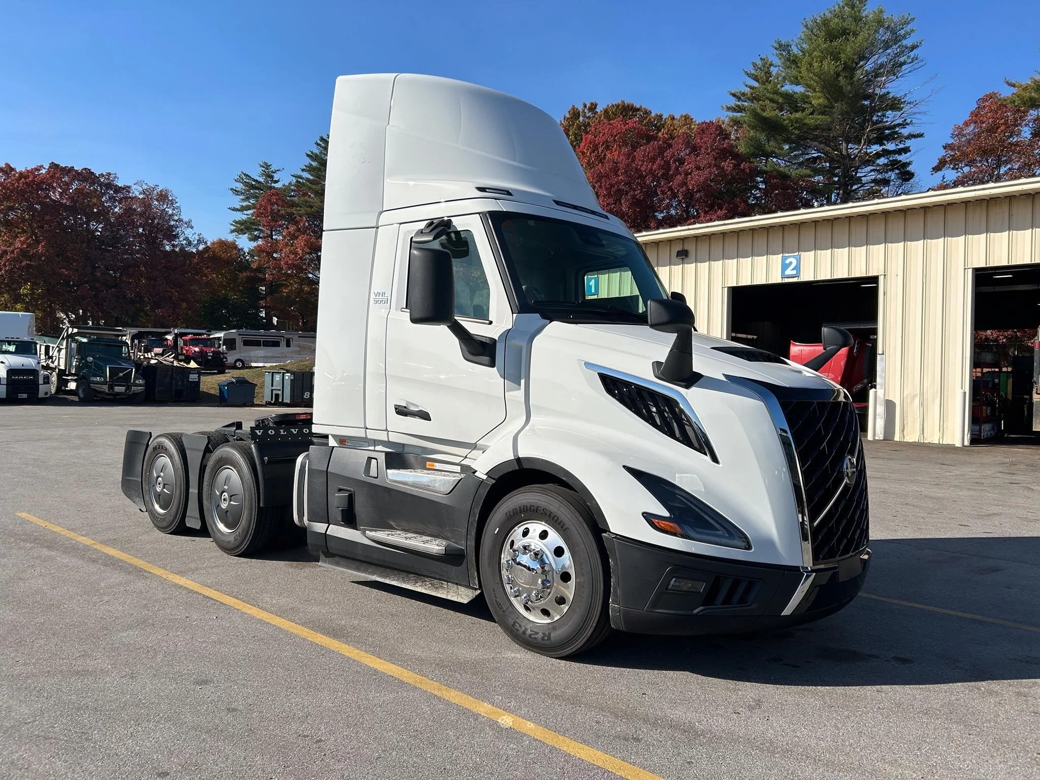 2024 Volvo VNL 300 in Worcester, MA — photo 3