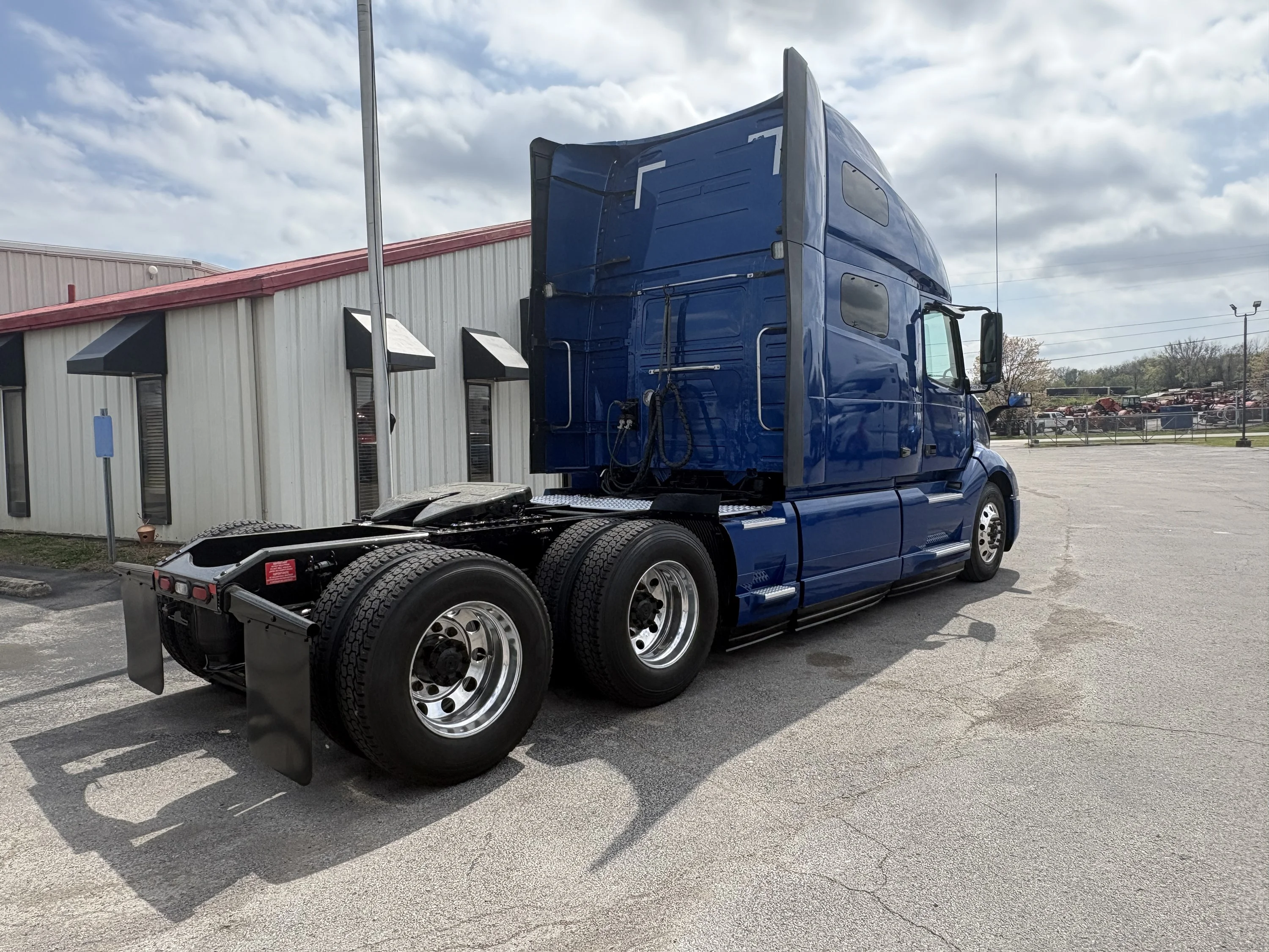 2021 Volvo VNL 760 - image 8