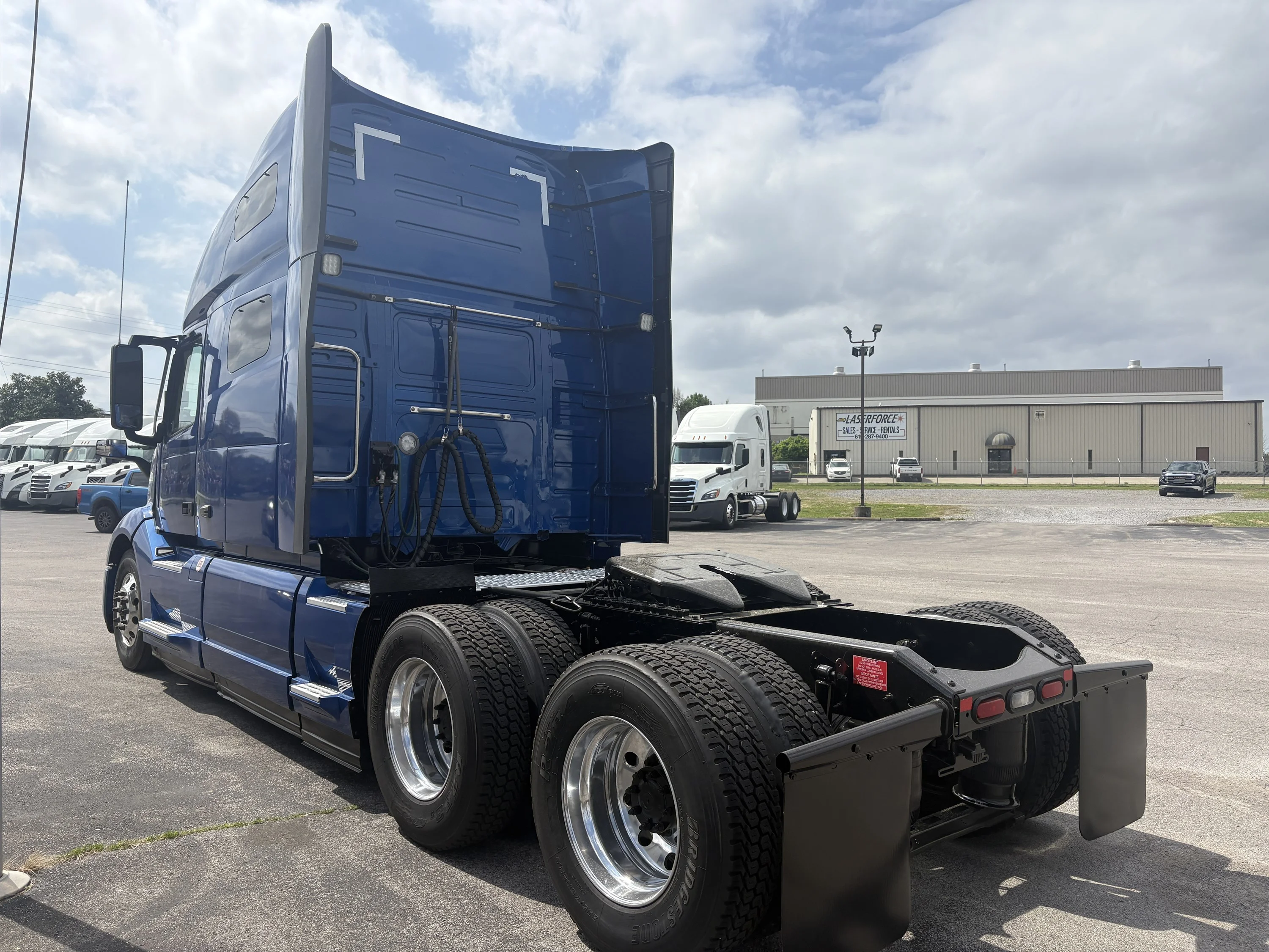 2021 Volvo VNL 760 - image 7