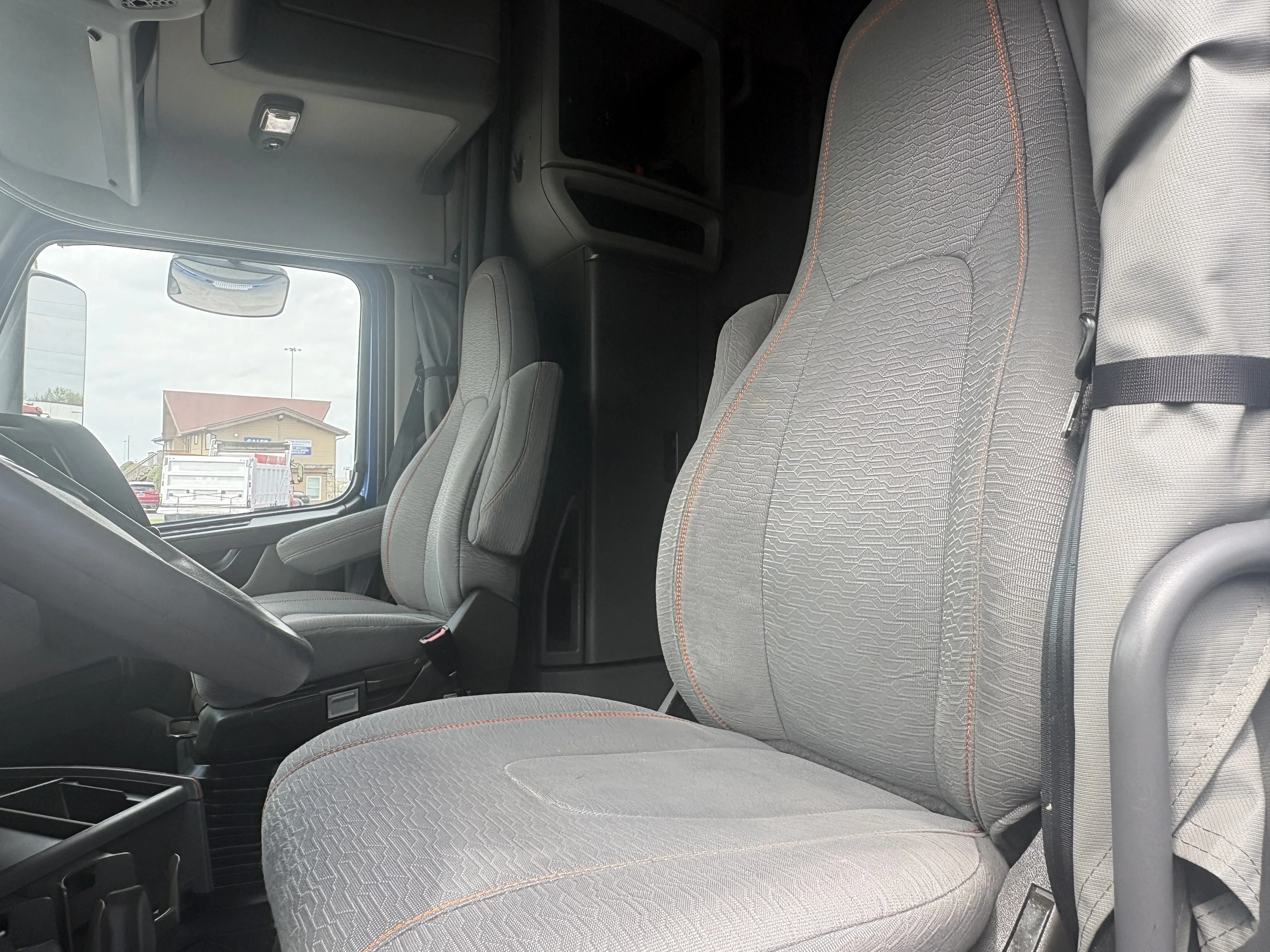 2021 Volvo VNL 760 - image 13