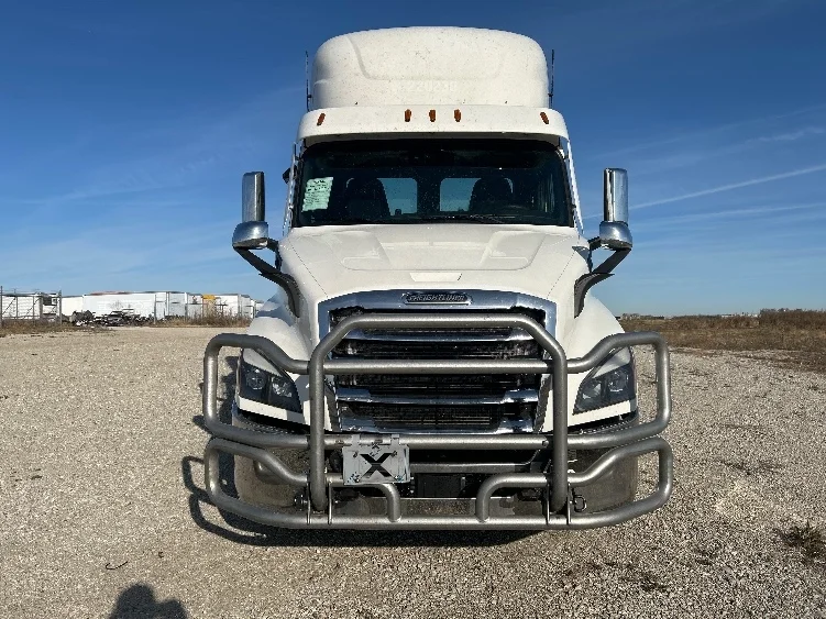 2021 Freightliner Cascadia in Sturtevant, WI — photo 2