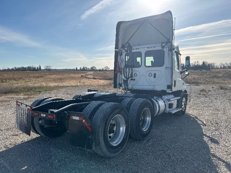 2021 Freightliner Cascadia in Sturtevant, WI — photo 7