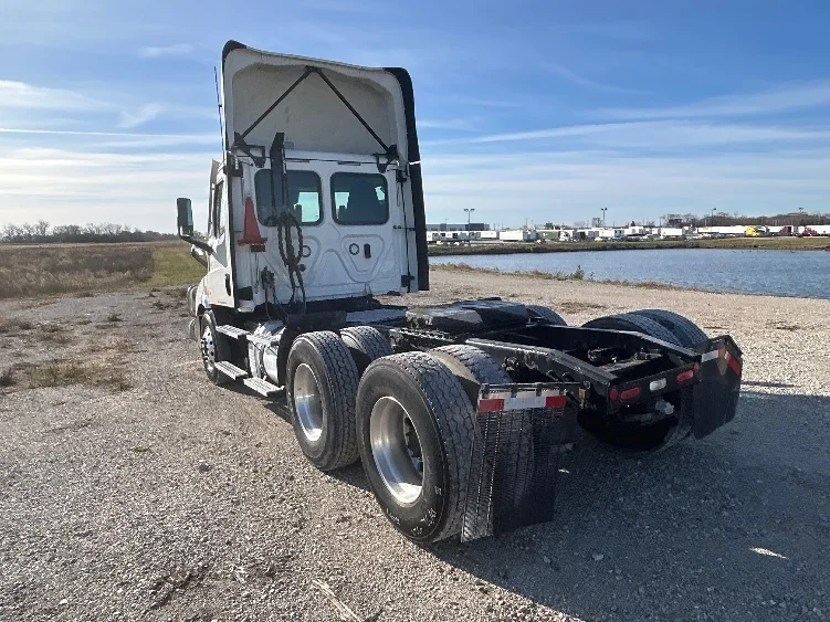 2021 Freightliner Cascadia in Sturtevant, WI — photo 5