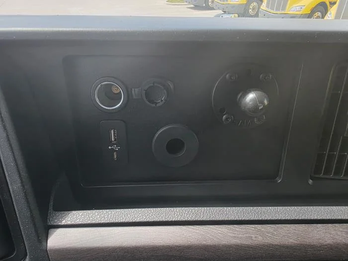 2027 International LT — photo 12