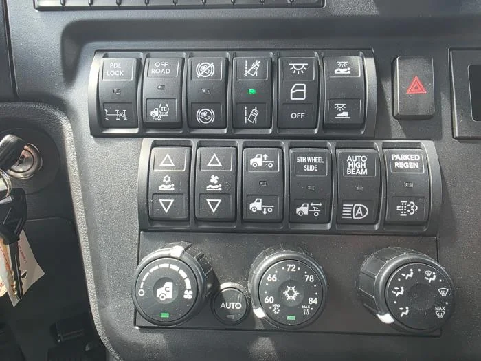 2027 International LT — photo 11