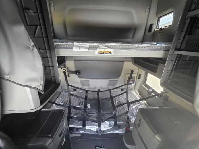 2027 International LT — photo 15