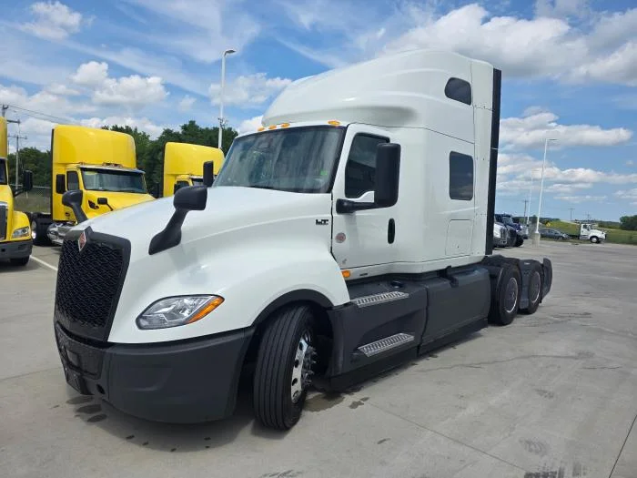2027 International LT — photo 3