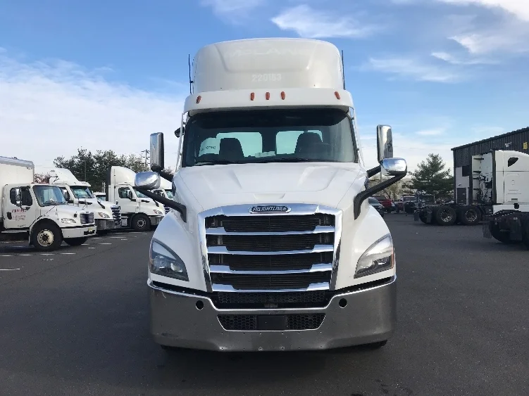 2021 Freightliner Cascadia - image 2