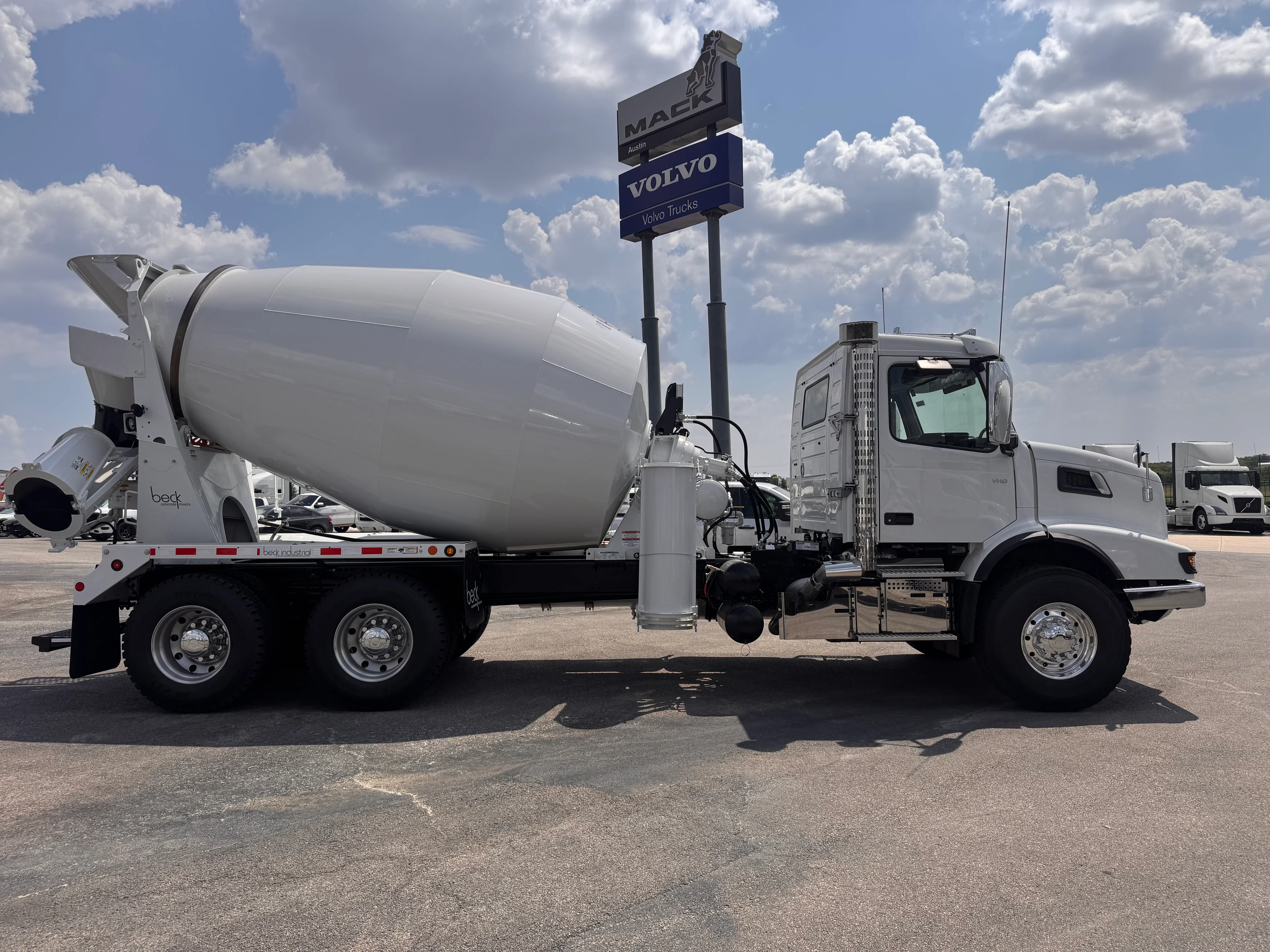 2026 Volvo VHD 300 in Austin, TX — photo 6