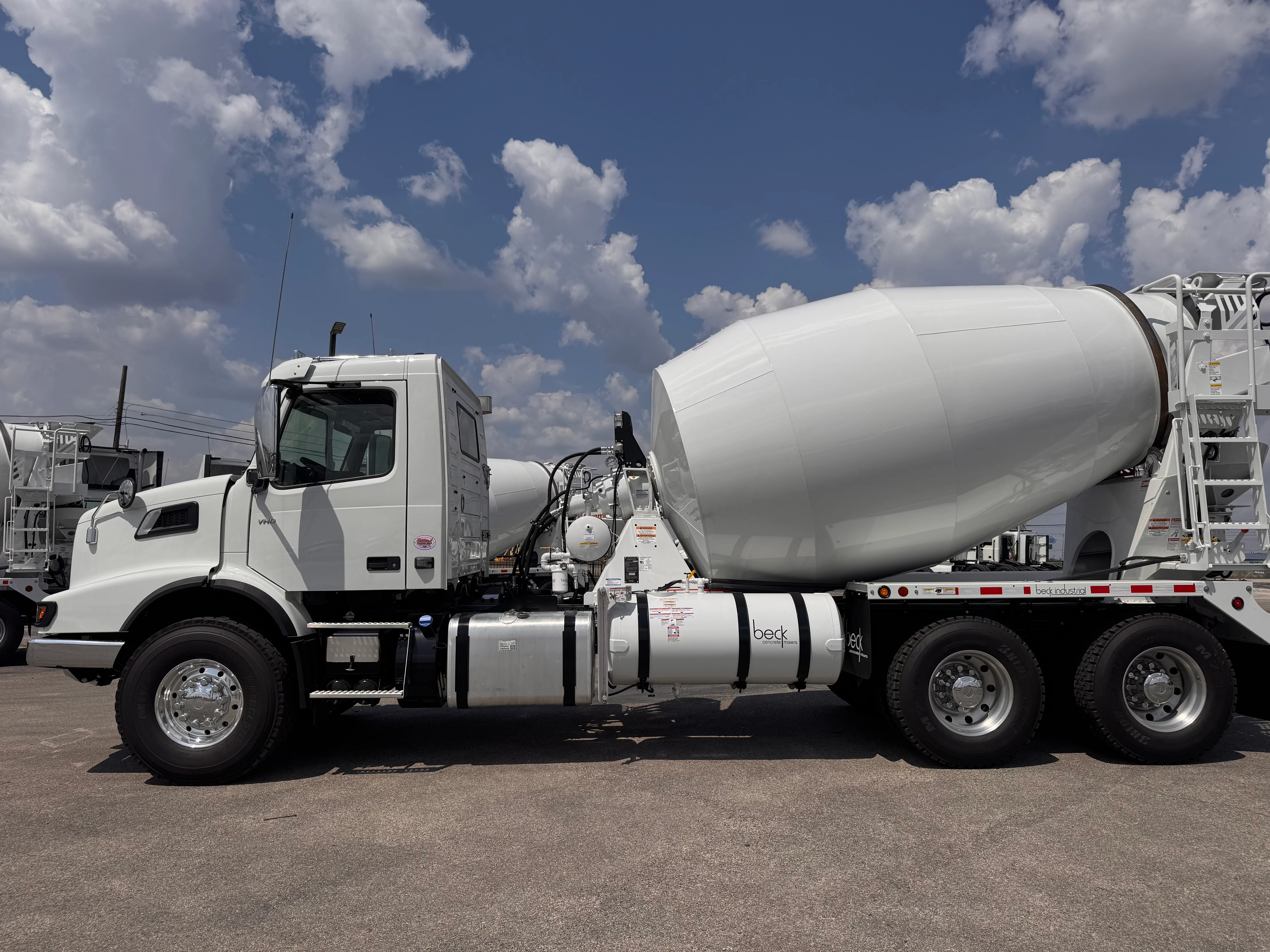 2026 Volvo VHD 300 in Austin, TX — photo 2