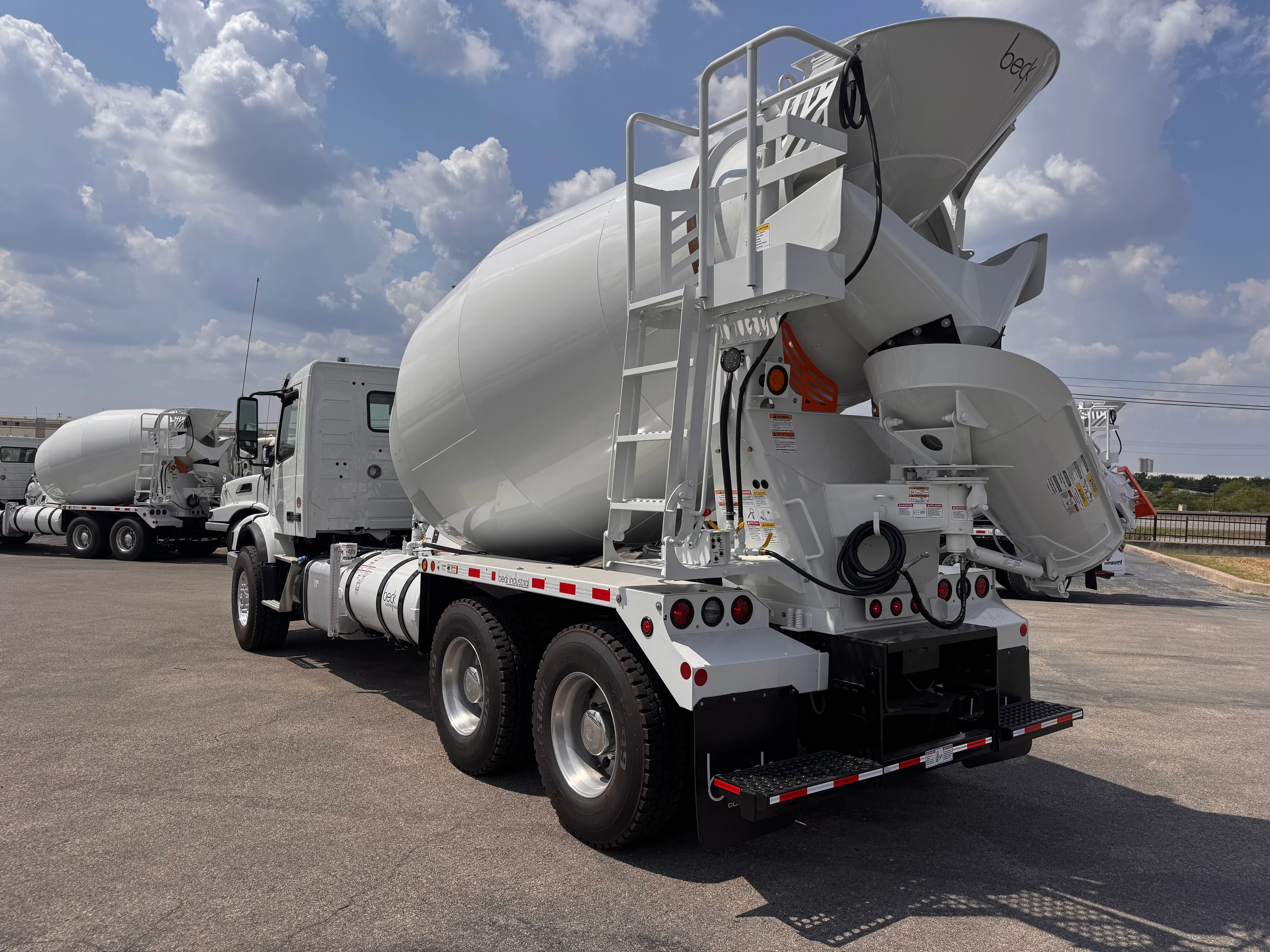 2026 Volvo VHD 300 in Austin, TX — photo 3