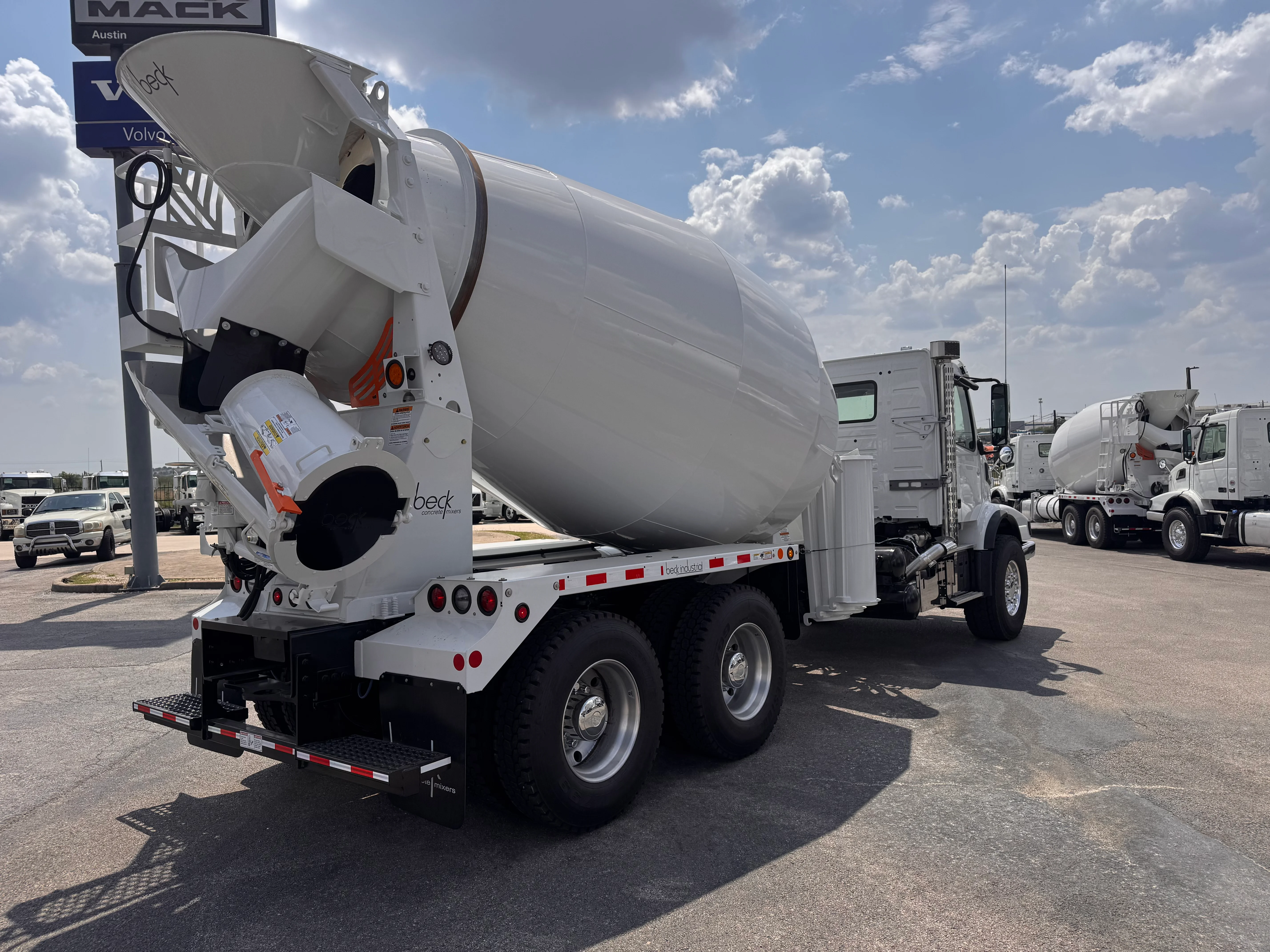 2026 Volvo VHD 300 in Austin, TX — photo 5