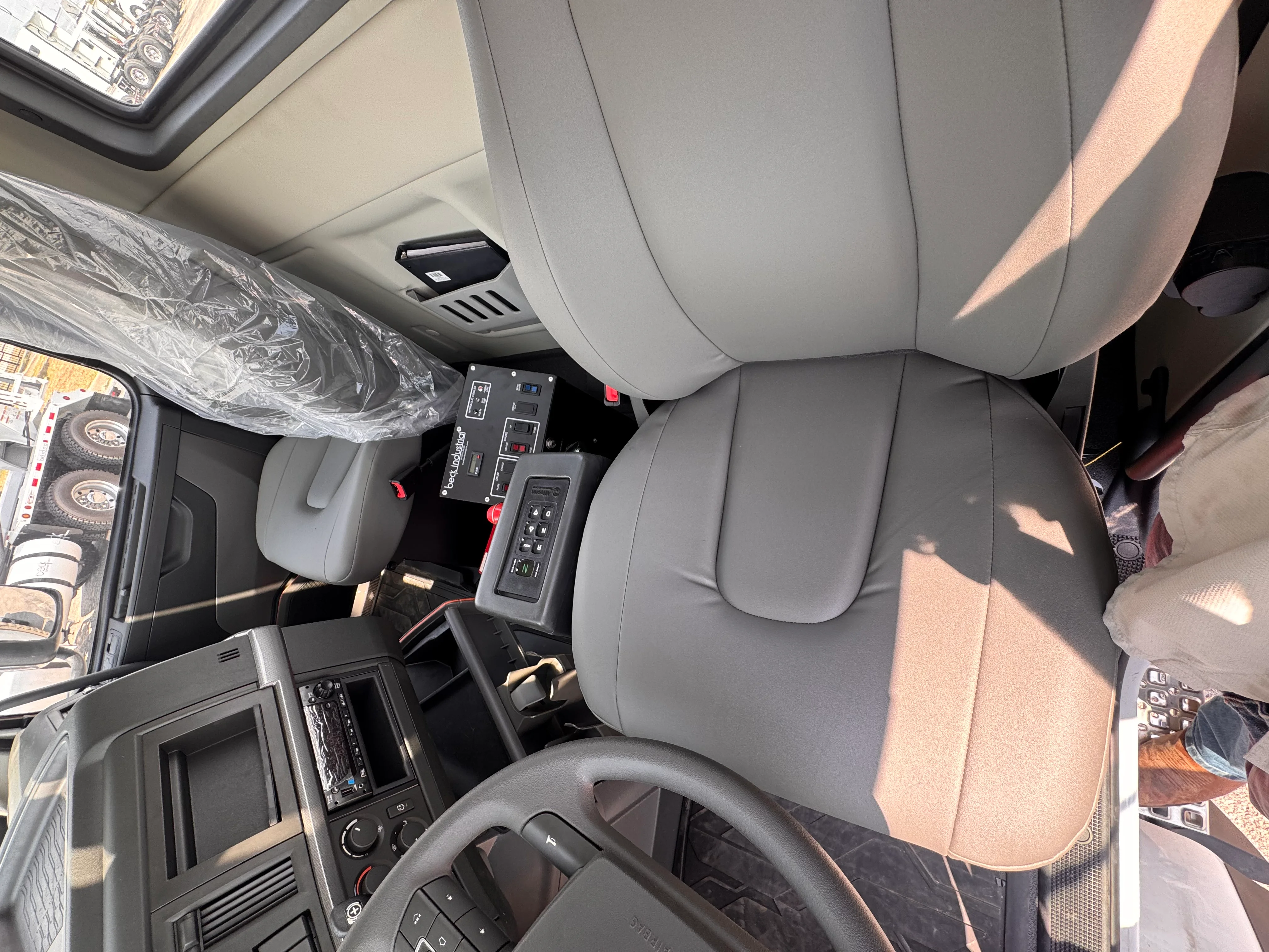2026 Volvo VHD 300 in Austin, TX — photo 9