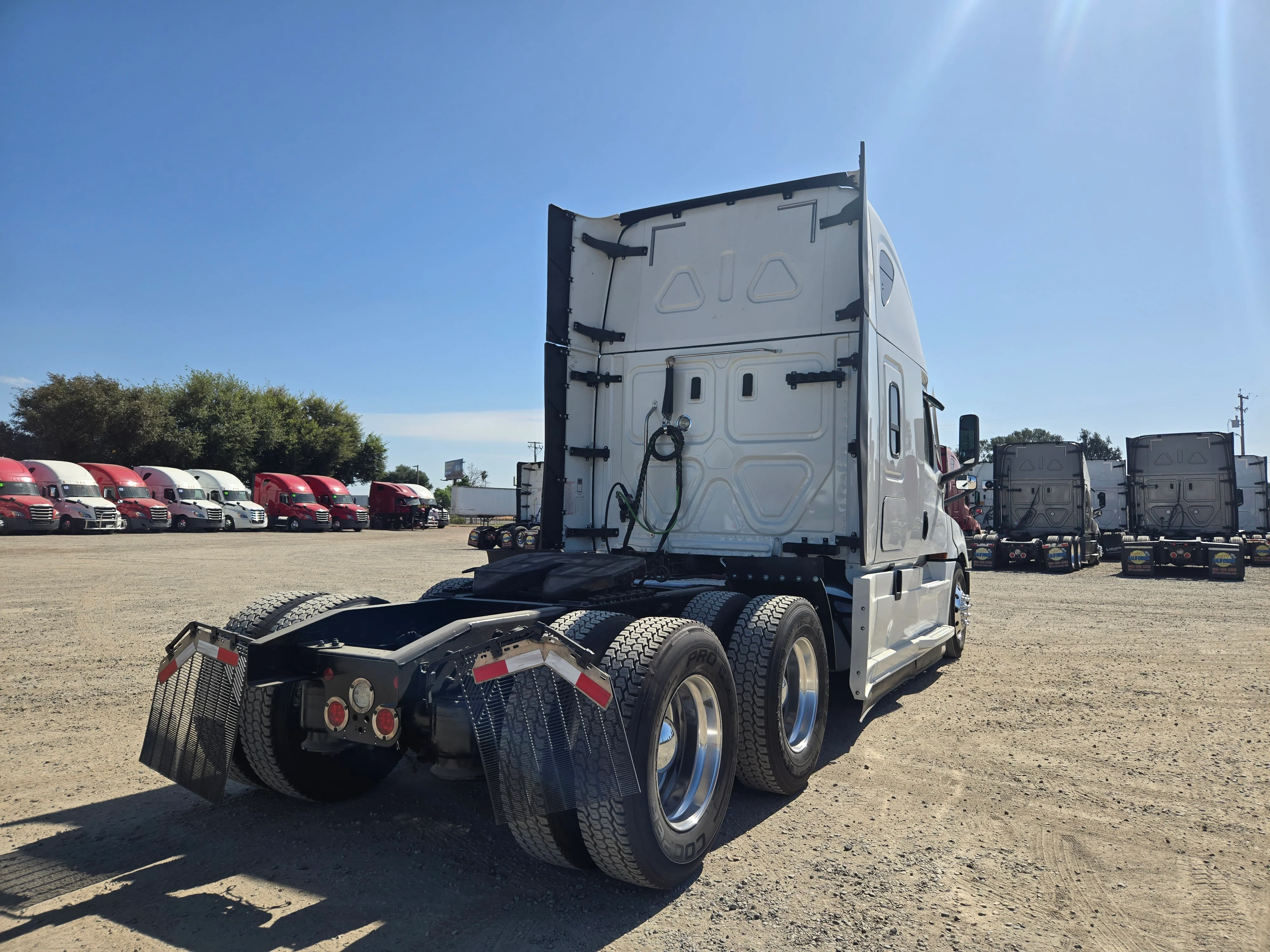 2021 Freightliner Cascadia in Fresno, CA — photo 6
