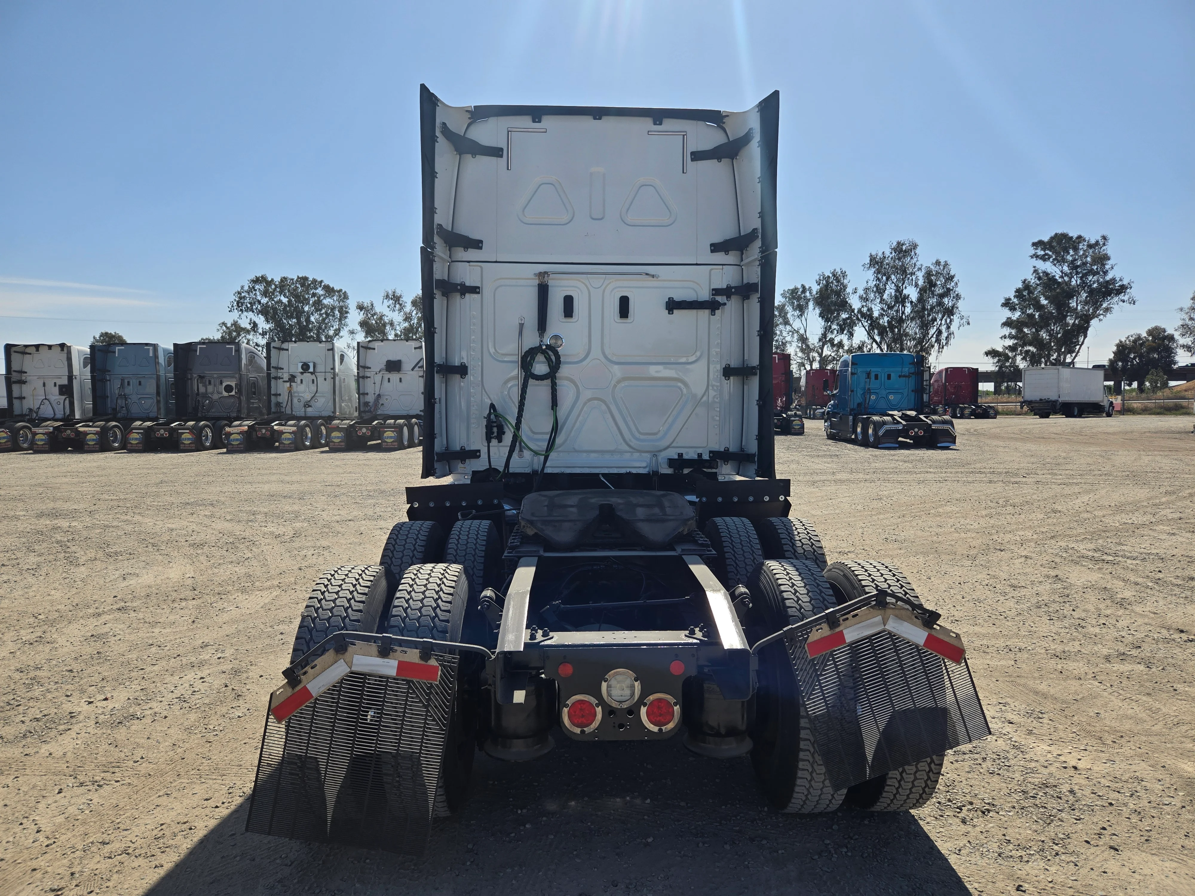 2021 Freightliner Cascadia in Fresno, CA — photo 5