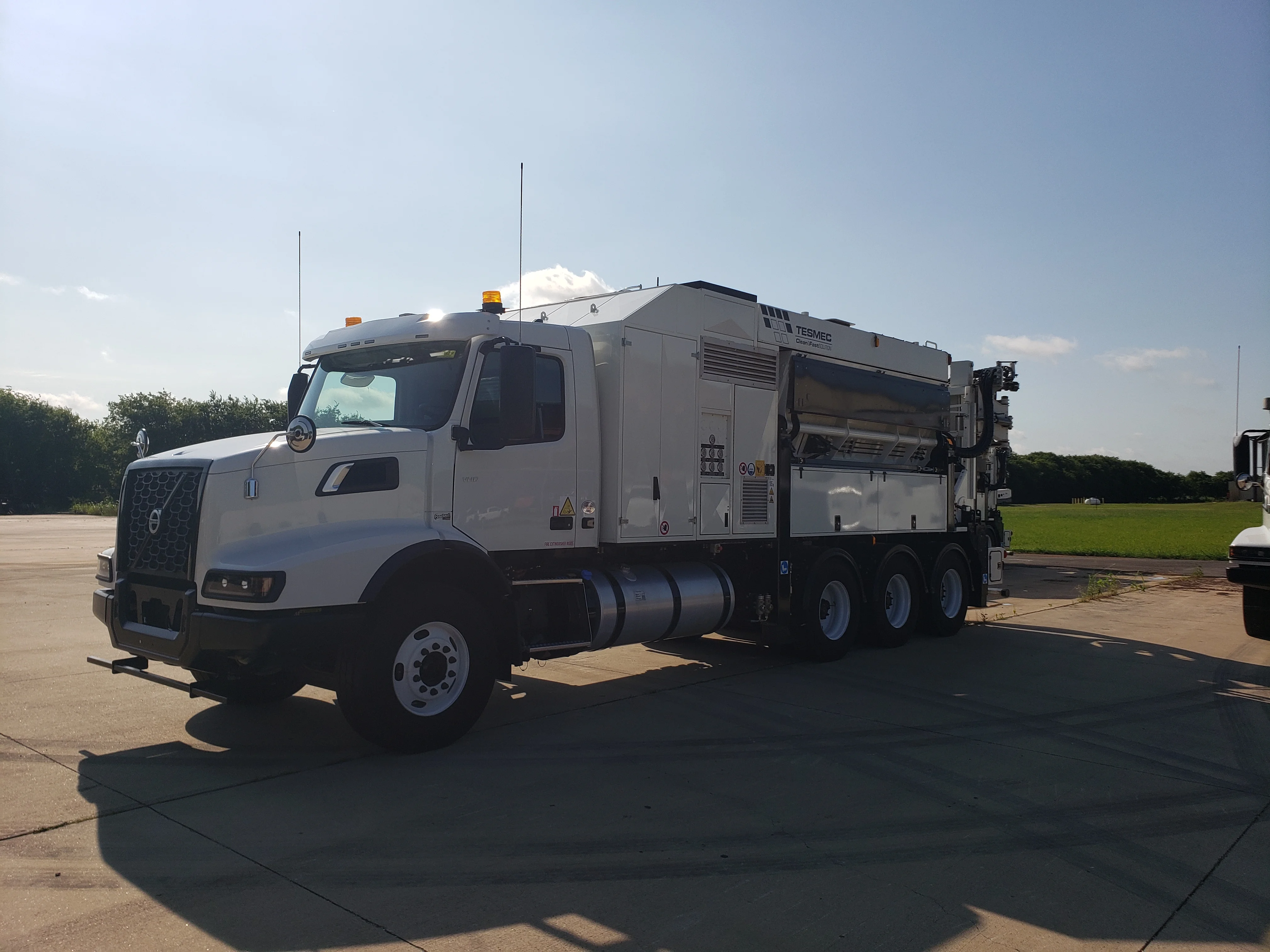 2024 Volvo VHD 300 in Fort Worth, TX — photo 2