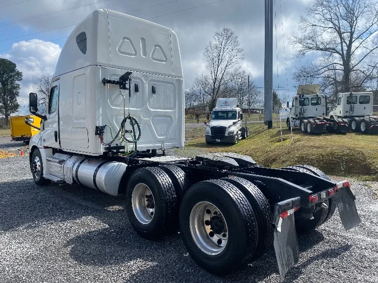2022 Freightliner Cascadia - image 5