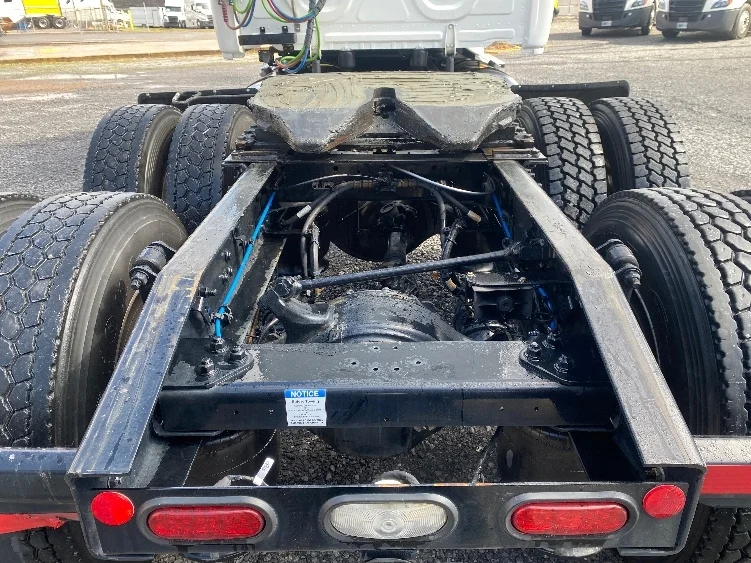 2022 Freightliner Cascadia - image 6