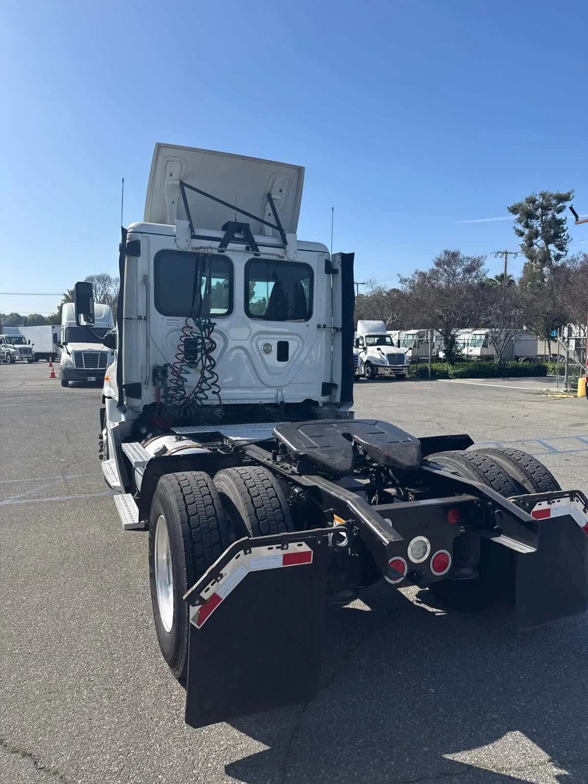 2016 Freightliner Cascadia - image 4