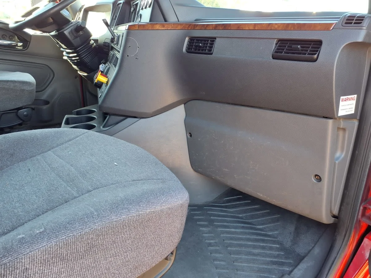 2019 International LT - image 11