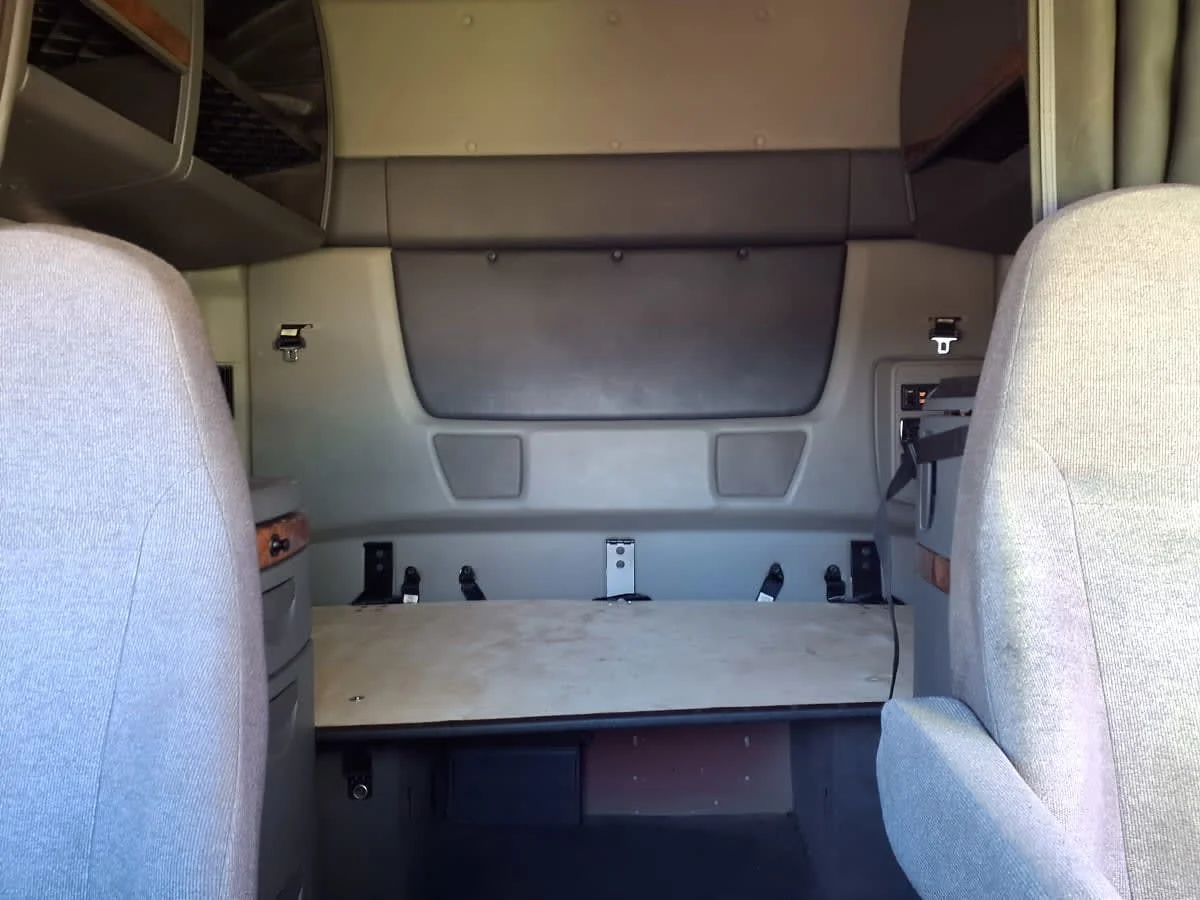 2019 International LT - image 8