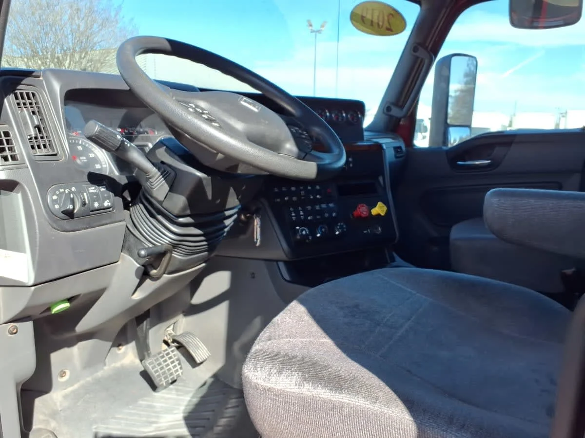 2019 International LT - image 7