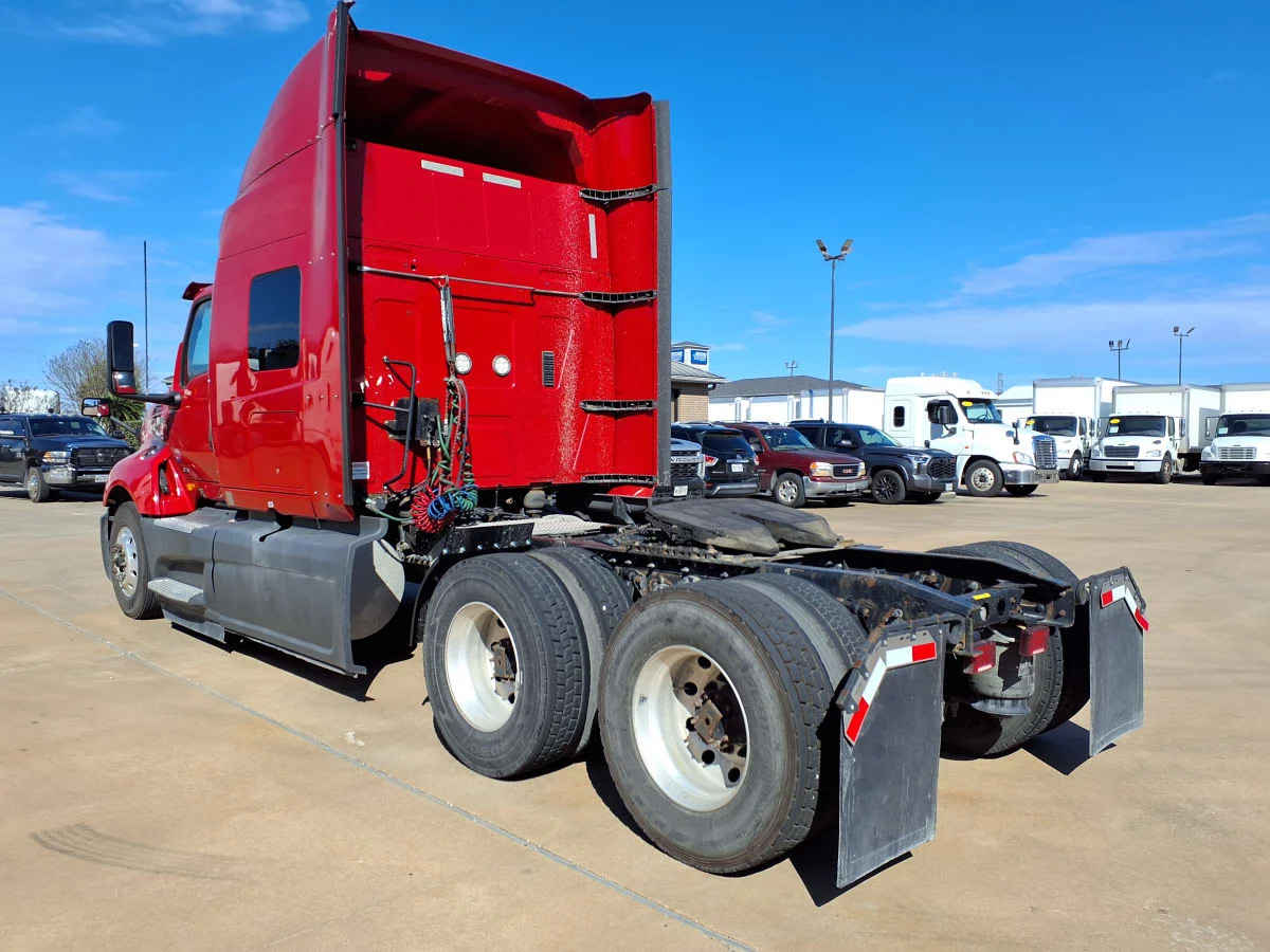 2019 International LT - image 6