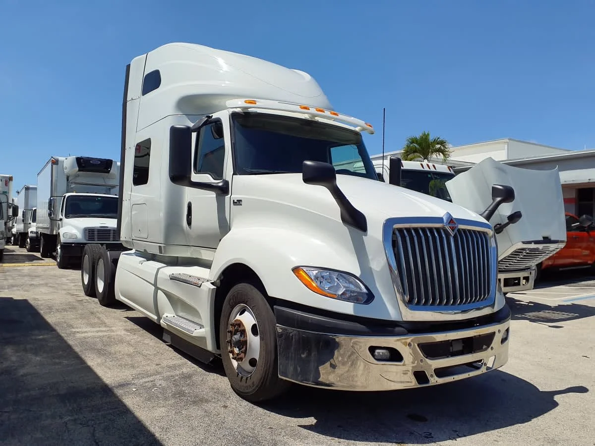 2020 International LT in Davie, FL — photo 3