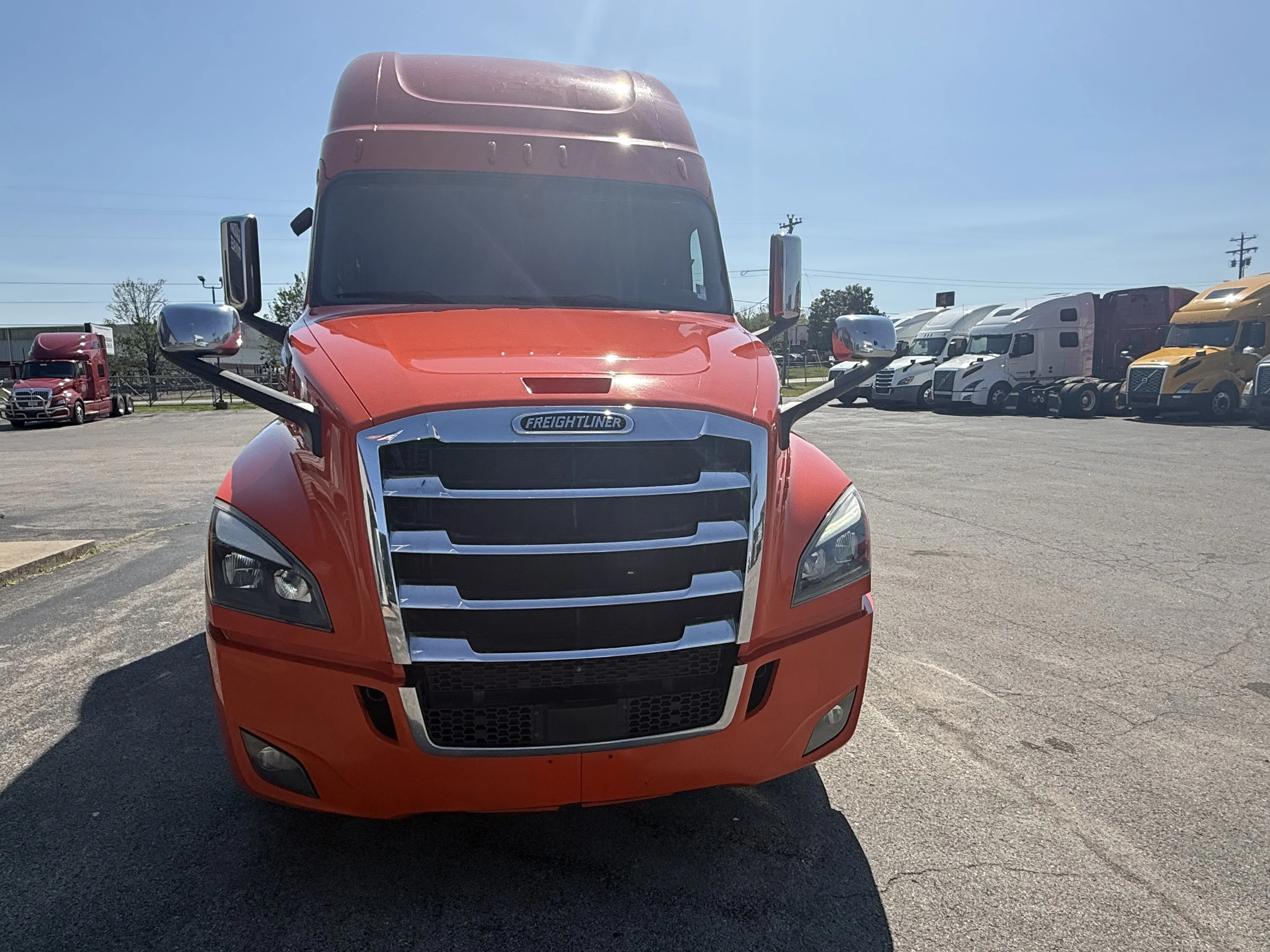 2020 Freightliner Cascadia - image 3