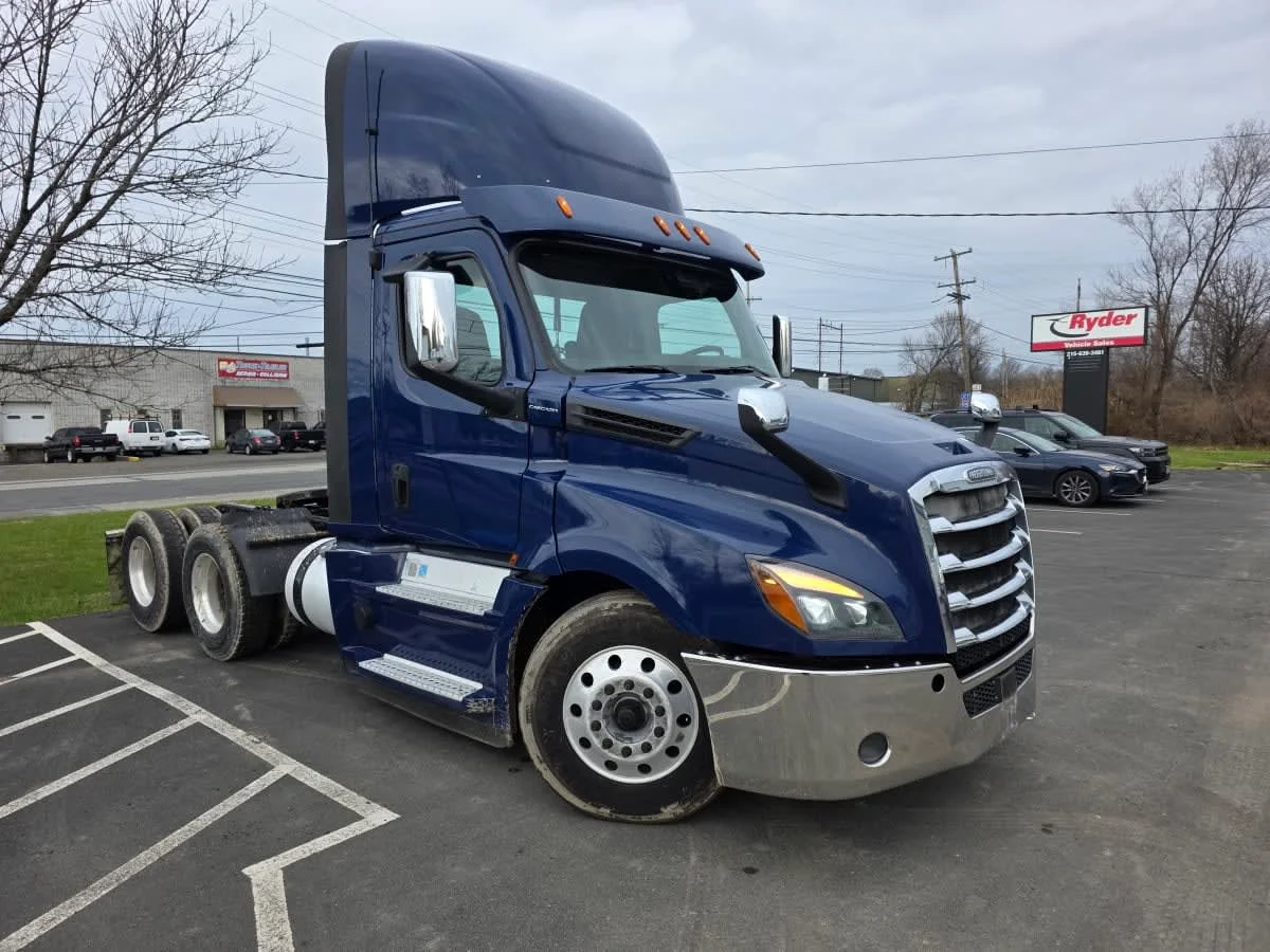 2020 Freightliner Cascadia in Bensalem, PA — photo 3