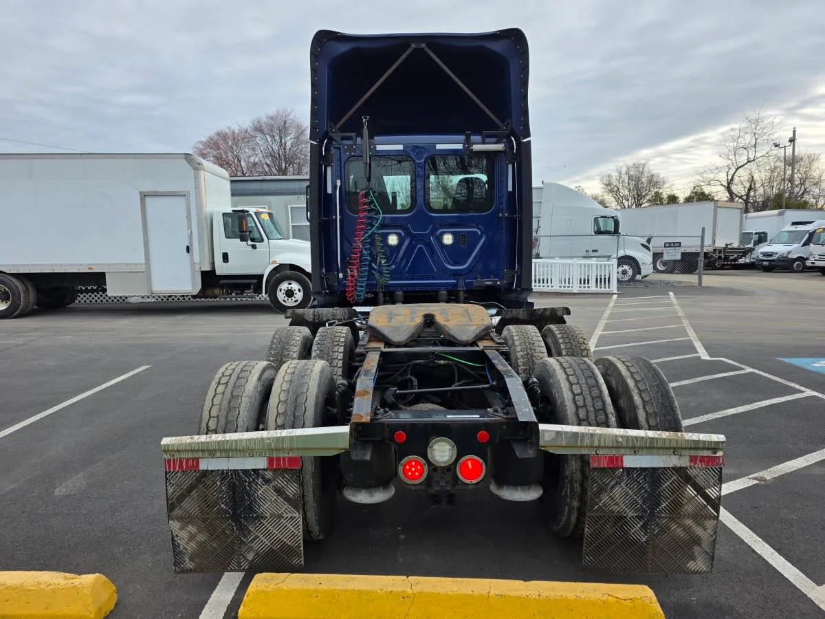 2020 Freightliner Cascadia in Bensalem, PA — photo 5