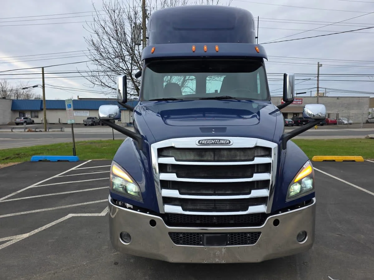 2020 Freightliner Cascadia in Bensalem, PA — photo 2
