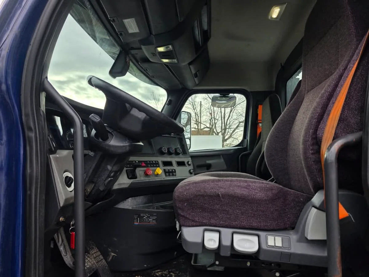 2020 Freightliner Cascadia in Bensalem, PA — photo 7