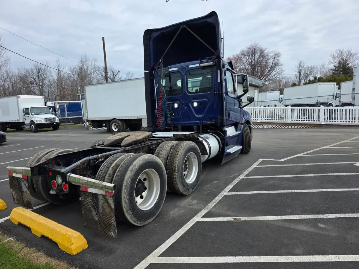 2020 Freightliner Cascadia in Bensalem, PA — photo 4